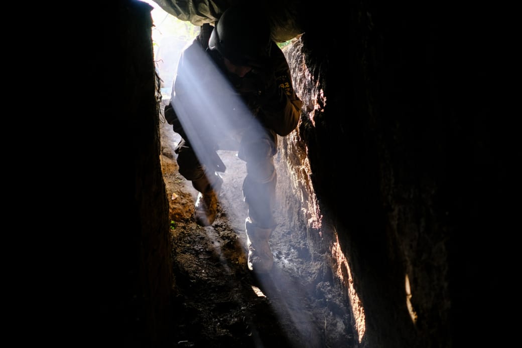 Een lid van eenheid CODE 9.2 schuilt in een ondergrondse bunker, op drie kilometer van het front bij Bachmoet.