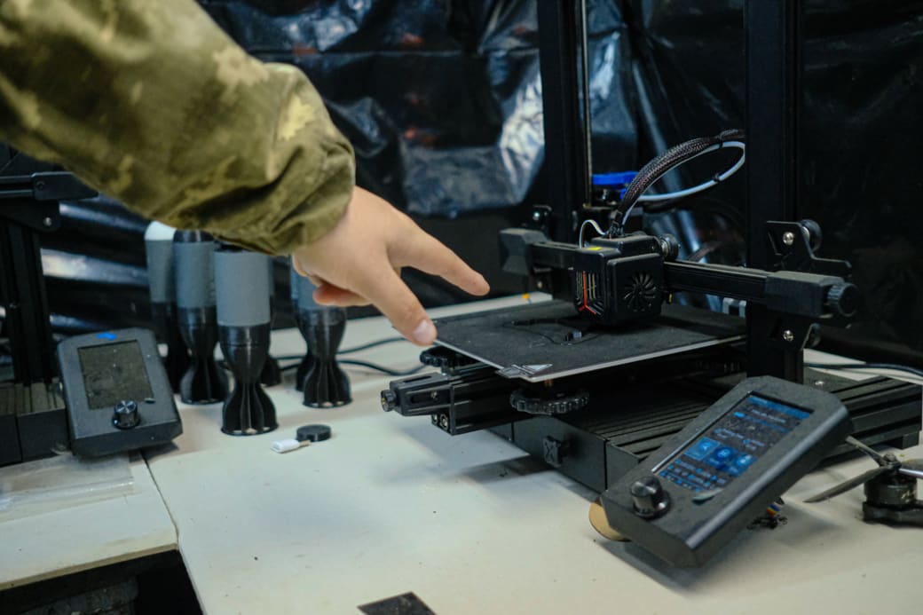 De hulsels komen allemaal uit een 3D-printer gerold. Vervolgens worden ze gevuld met een explosieven, spijkers en scherven. Eens gevuld worden de hulzen nog aan een kamikazedrone vastgemaakt.