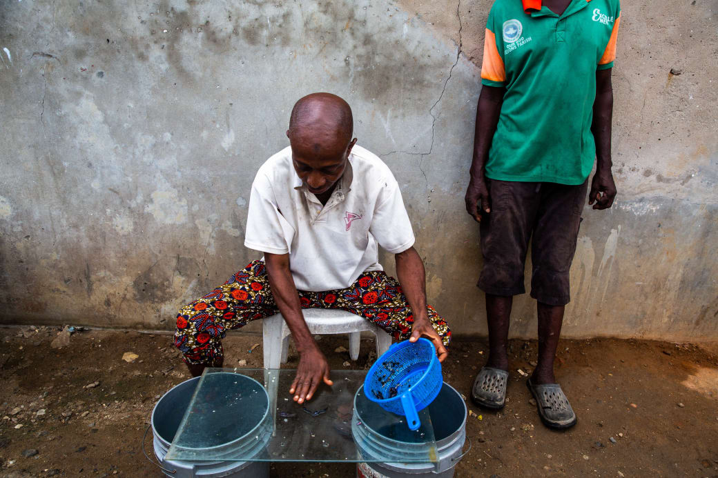 De broers Issa en Sonde, die in de binnenstad een eigen visbedrijfje uit de grond stampten.