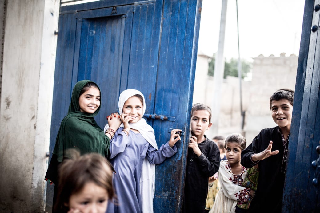 Kinderen van Afghaanse vluchtelingen in de Afghaanse basti of sloppenwijk nabij Karachi.