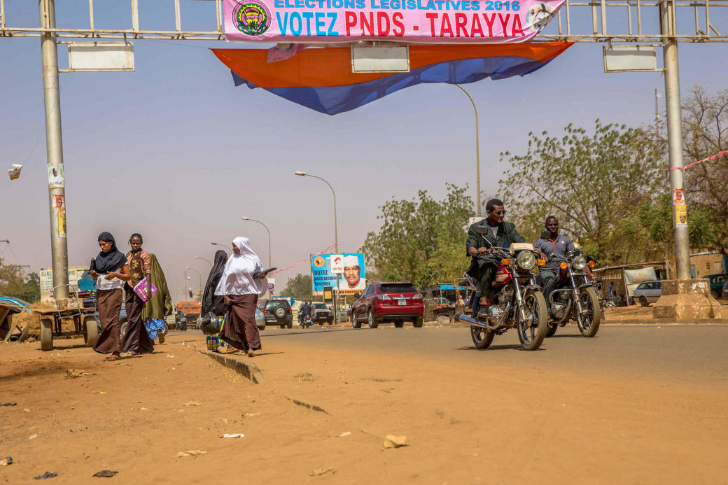 Aanhangers van Hama Amadou voeren campagne op de straten van Niamey, Niger.
