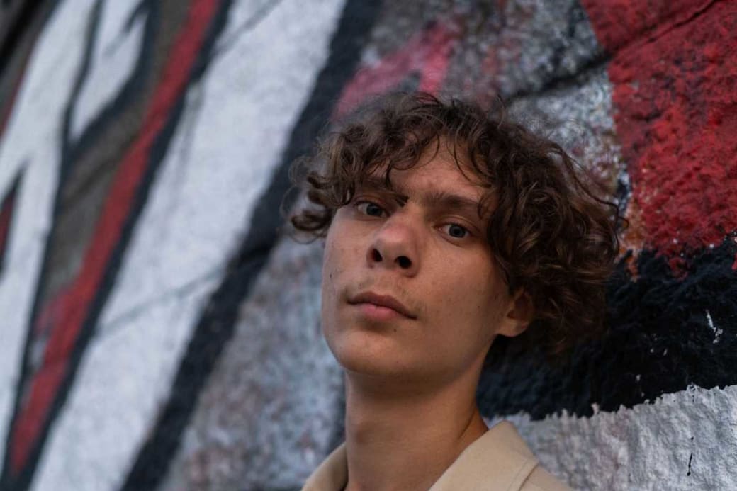 Marko poseert voor graffiti met de tekst 'Azovstal' op de Dnjepr-dijk in Kiev (verwijzend naar de fabriek in Marioepol die intussen een symbool is van verzet).