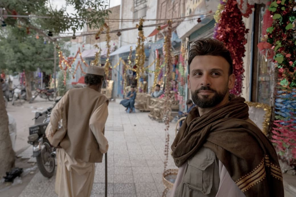 Shah Tabibi in een winkelstrat in Herat
