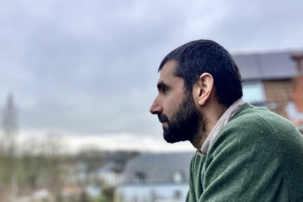 De Belgisch-Syrische onderzoeker Yakia Hakoum kijkt voor zich uit