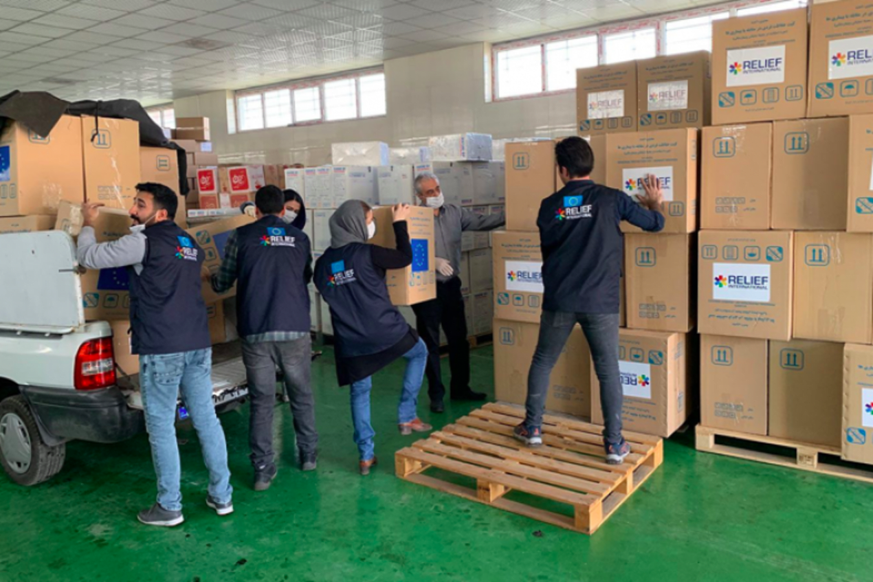Teams van Relief International brengen materiaal naar de ziekenhuizen in Teheran.