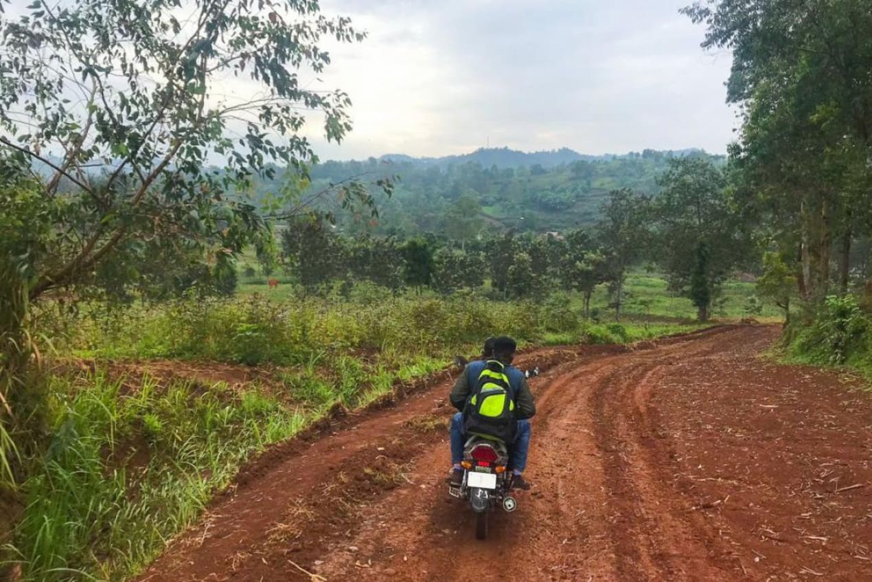 Idjwi heeft geen geasfalteerde wegen. Verplaatsingen gebeuren er met de motor of de kano, of te voet.