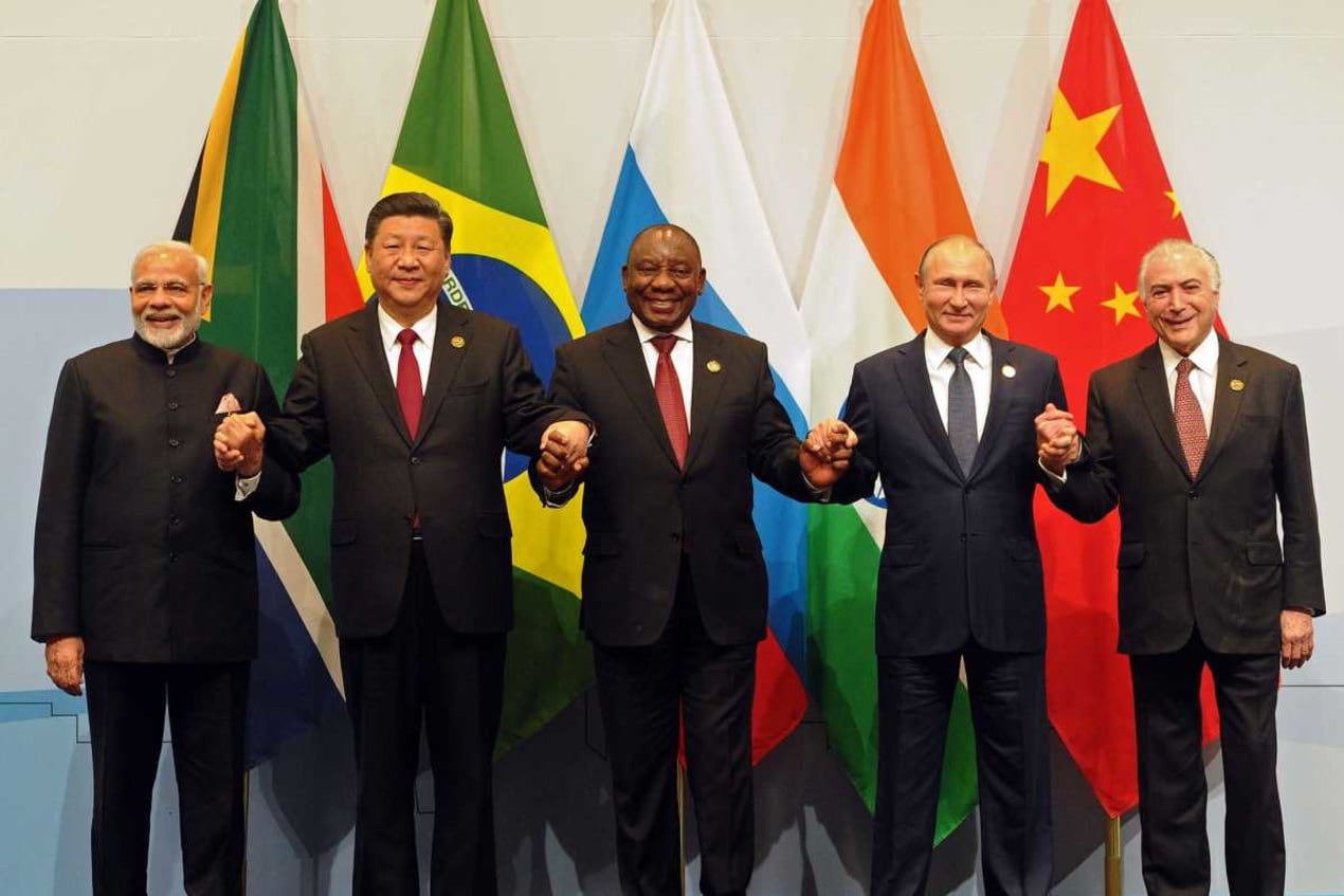 De leiders van de toen nog 5 BRICS-landen (vlnr: Narendra Modi, Xi Jinping, Cyril Ramaphosa, Vladimir Poetin en Michel Temer) poseren op hun bijeenkomst in 2018.