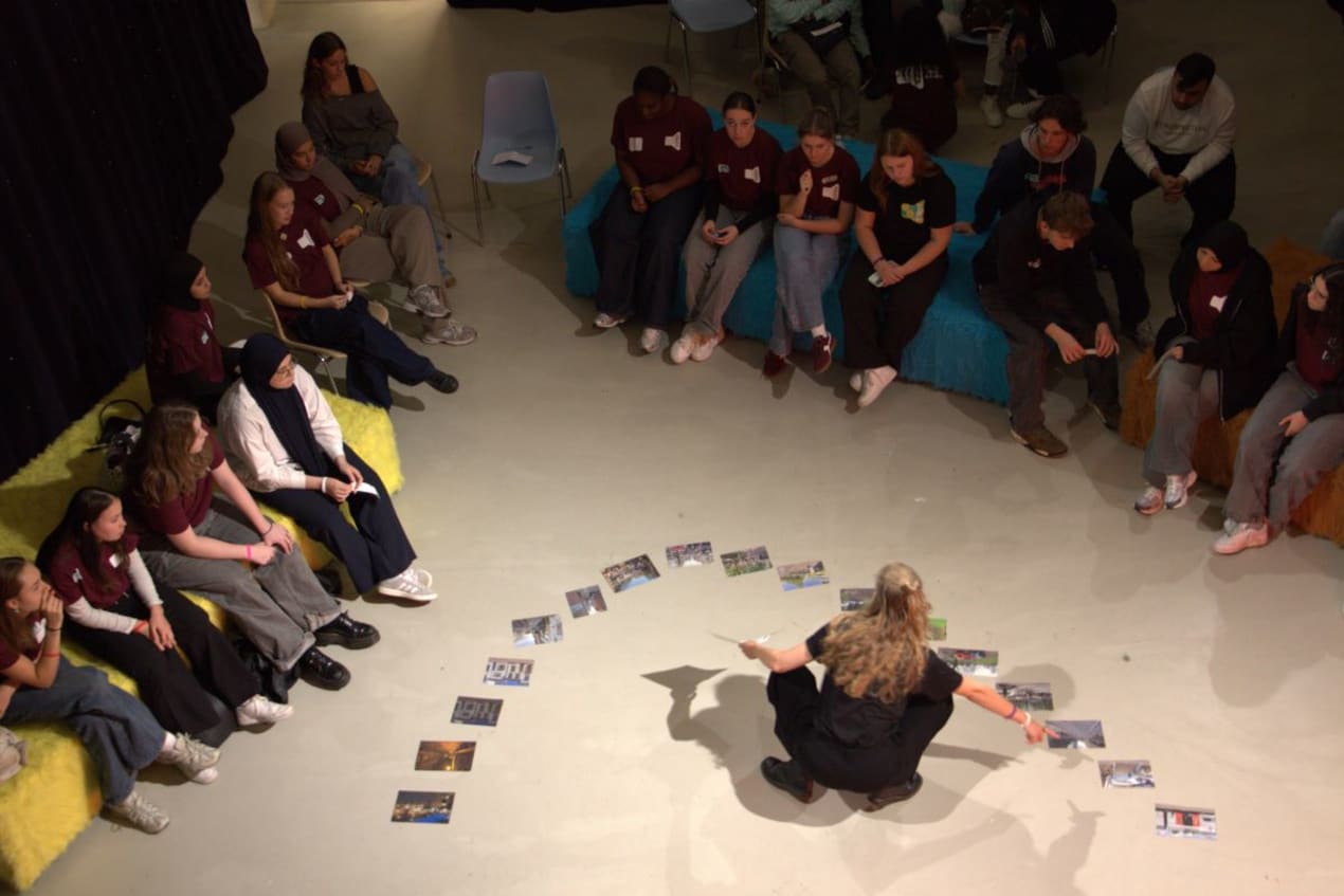 Tijdens de COCO-workshop discussiëren de jongeren over een veilige en aangename leefomgeving.