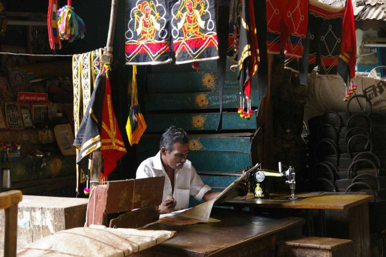 Een man in Madurai, Tamil Nadu, leest de krant.