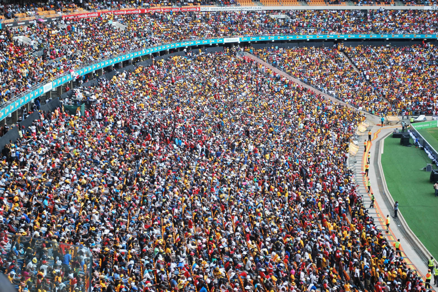 Zuid-Afrikanen in het stadion in Johannesburg. ‘We rijden langs een historische site waar Nelson Mandela ooit het leven zuur werd gemaakt. Het is wachten op de eerste kapitalist die er een themapark naast bouwt.’