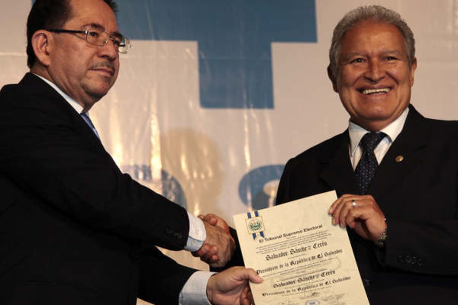 Na een lange strijd ontvangt Salvador Sánchez Cerén uiteindelijk op 24 maart het document dat hem officieel benoemt tot president van El Salvador.