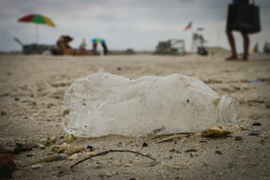 Bedrijven achter alliantie tegen plasticvervuiling ‘maakten 1000 keer meer plastic dan ze hebben opgeruimd’
