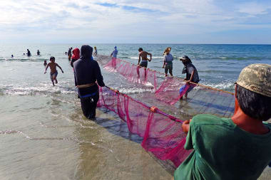 Filipijnse vissers halen hun netten binnen.