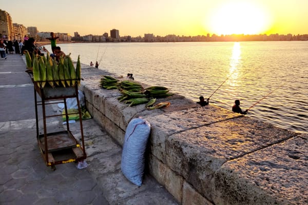 De baai van Alexandrië in Egypte bij zonsondergang