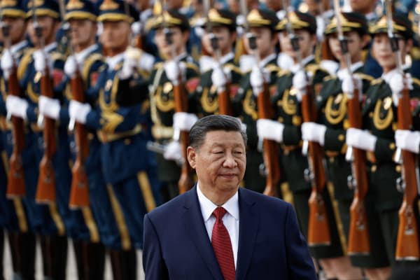De Chinese president Xi Jinping beoordeelt de erewacht tijdens de welkomstceremonie voor de Bahreinse koning Hamad bin Isa Al Khalifa in de Grote Hal van het Volk in Peking, China, 31 mei 2024.