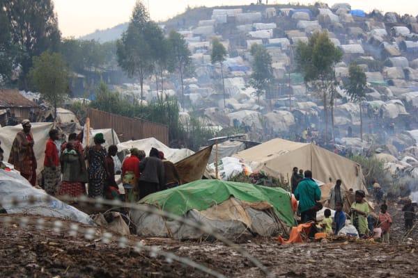 opeengeplakte tenten in een vluchtelingenkamp in Noord-Kivu (DRC)