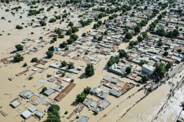 Dambreuk en overstromingen maken de crisis in Nigeria compleet