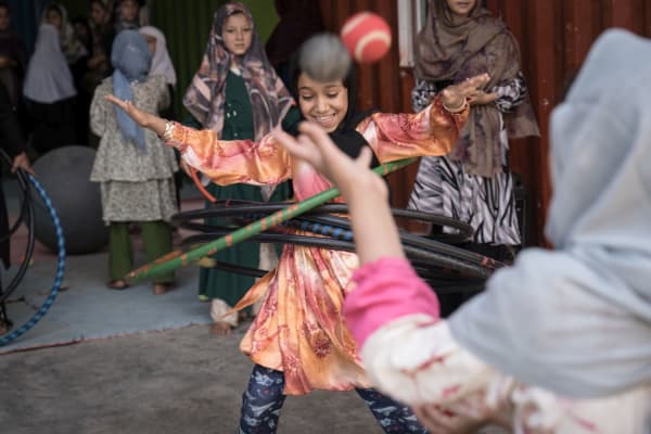Circusschool in Afghanistan laat kinderen kind zijn