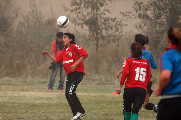 Een wedstrijd van de Afghaanse nationale vrouwenvoetbalploeg in 2010.