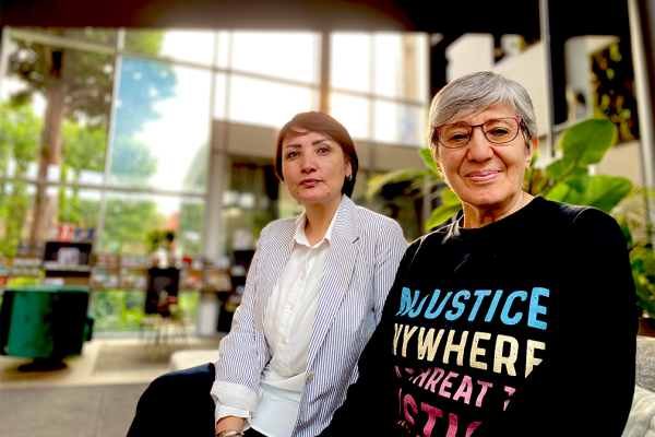 Sima Samar (rechts op foto): ‘Afghanistan is vandaag een open gevangenis voor de vrouwelijke helft van de bevolking.’