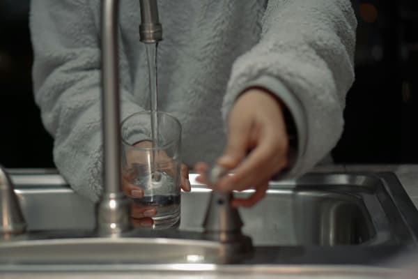 Milieuorganisaties eisen verbod op PFAS-pesticiden na hoge waarden in drinkwater