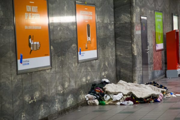 Van opvang naar onzekerheid: Hoe erkende vluchtelingen in de kou blijven staan