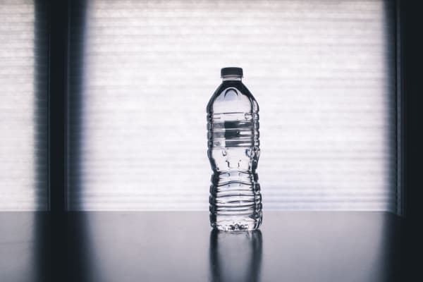Onzichtbaar maar ongezond: flessenwater bevat veel meer plastic dan gedacht