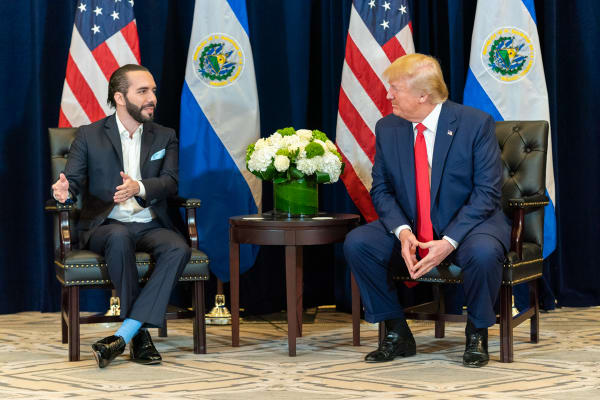 De El Salvadoraanse president Nayib Bukele tijdens een bezoek aan de Amerikaanse president Donald Trump in 2019