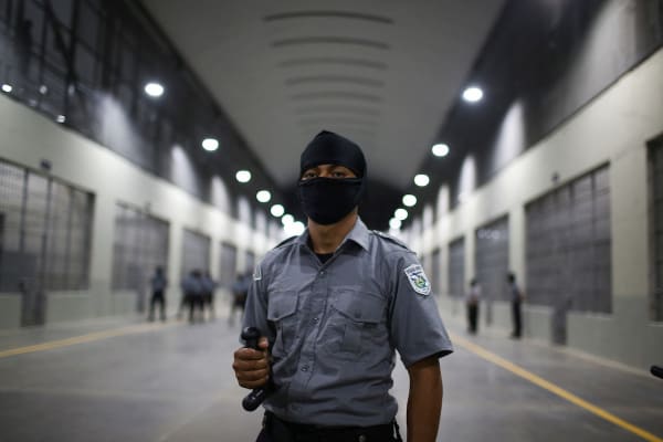 ‘Het bendegeweld van de straat maakte plaats voor de maffia van de staat’