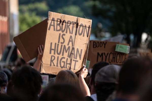 Wie abortus verdedigt wordt nog te vaak gecriminaliseerd