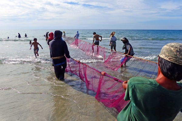 Filipijnse vissers halen hun netten binnen.