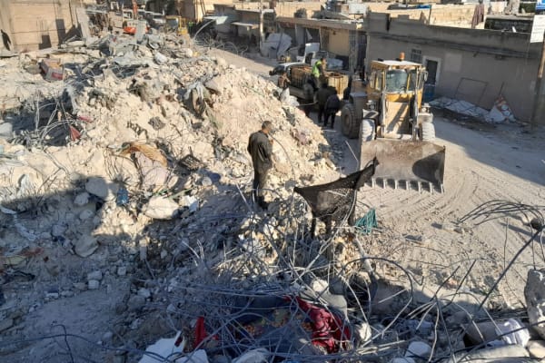 Aardbeving in Noordwest-Syrië: ‘Niemand komt ons helpen, alsof we alleen op de wereld zijn’