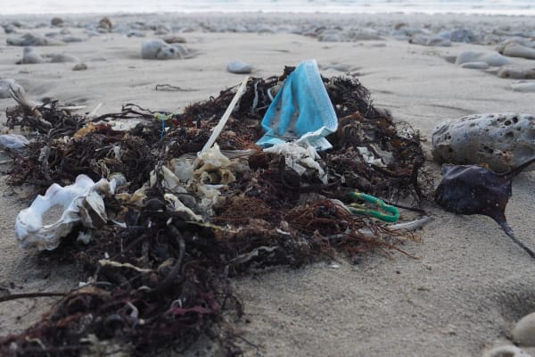 Covid-maskers vormen ‘chemische tijdbom’ voor mens en milieu