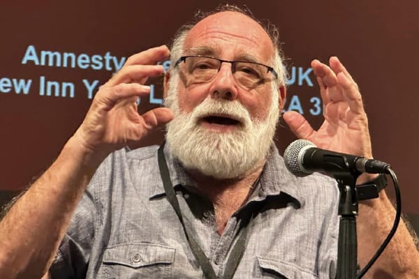 ‘Ondanks de wreedheden op 7 oktober rechtvaardigde de gruwel van de bezetting wél gewapend verzet’