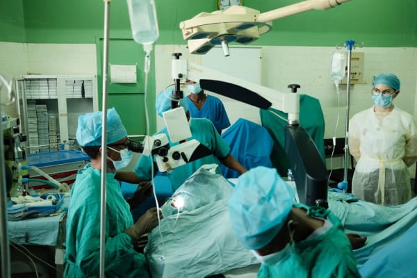 ‘Duizenden kinderen in Burundi groeien op in het donker’