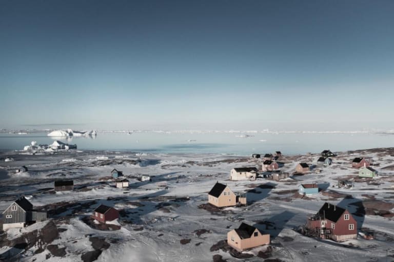 Malik woont in Oqaatsut, een dorp met nog geen 50 inwoners in het noordwesten van Groenland, zo’n 300 kilometer boven de poolcirkel.