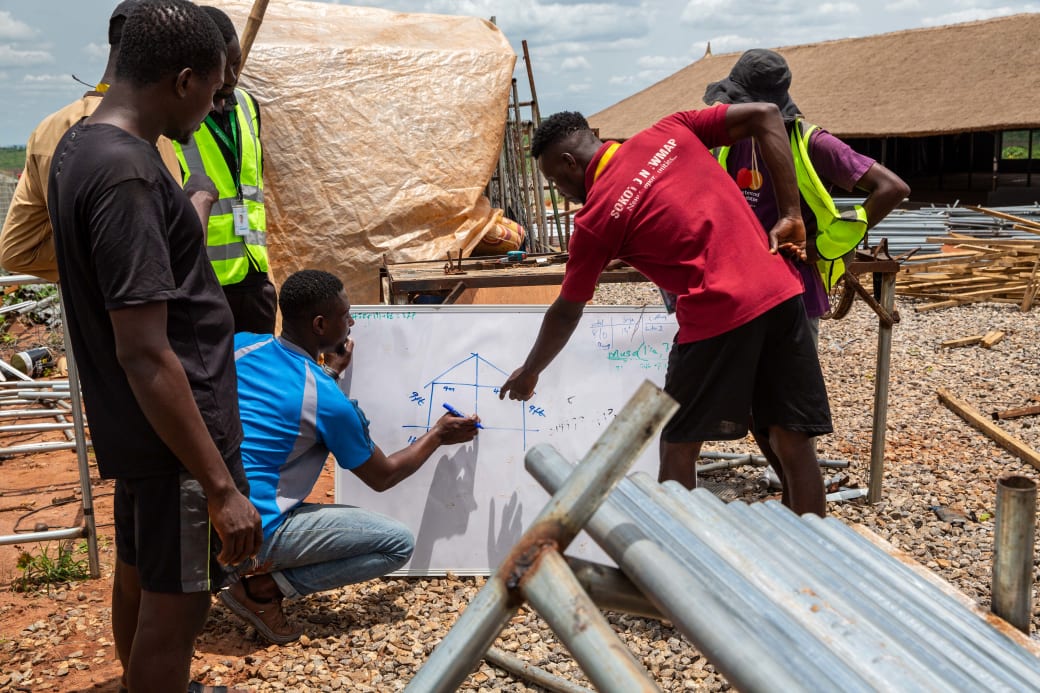 Jongemannen krijgen les in het constructielassen in het opleidingscentrum van Soilless Farm Lab, Ogun State.