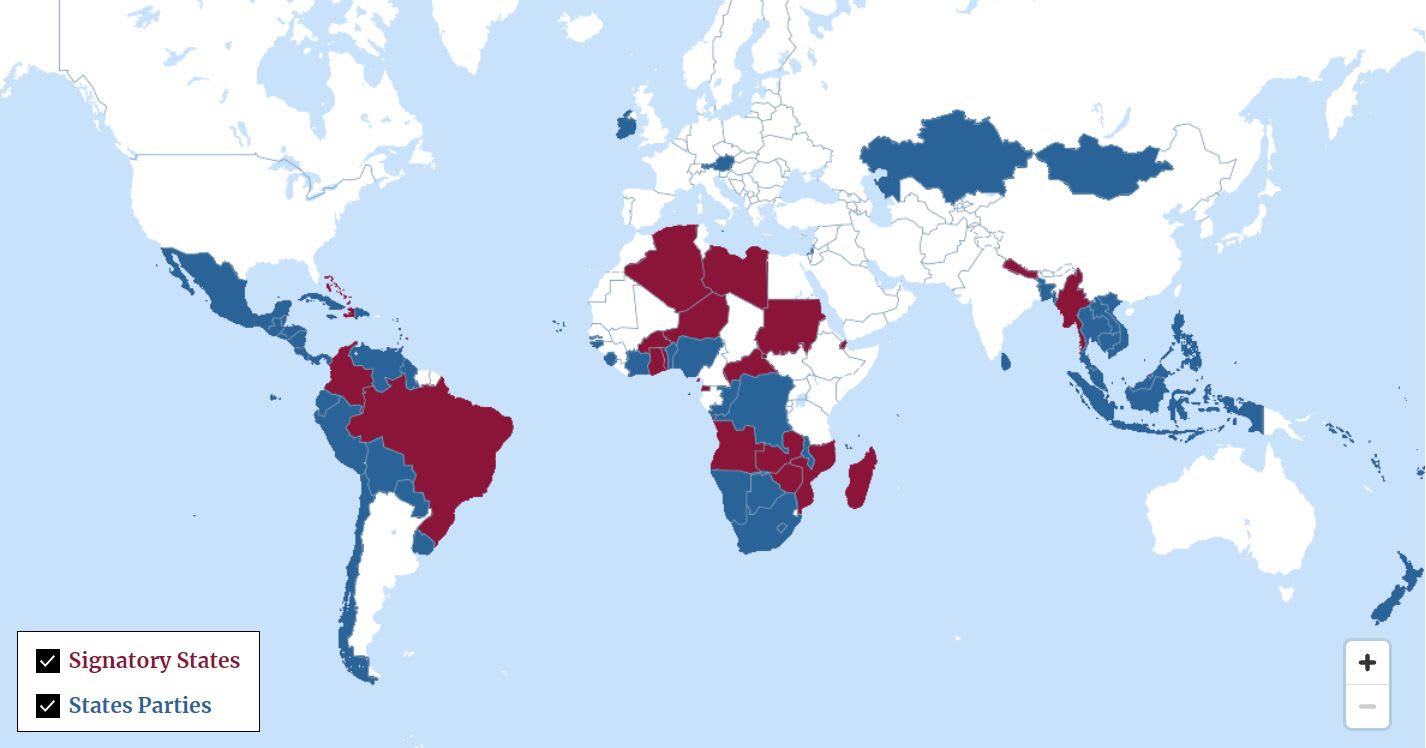 Een wereldkaart waarop de staten staan die het Verdrag voor een Verbod op Kernwapens hebben ondertekend en de staten die het verdrag ook hebben geratificeerd. De ondertekenende staten zijn in het rood aangegeven. De staten die het verdrag hebben geratificeerd zijn in het blauw.