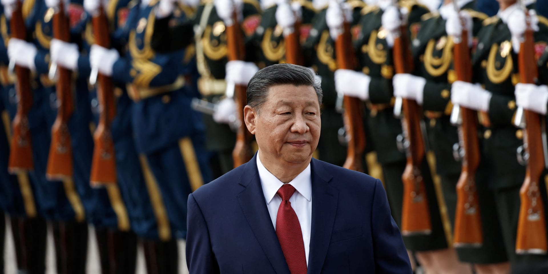 De Chinese president Xi Jinping beoordeelt de erewacht tijdens de welkomstceremonie voor de Bahreinse koning Hamad bin Isa Al Khalifa in de Grote Hal van het Volk in Peking, China, 31 mei 2024.