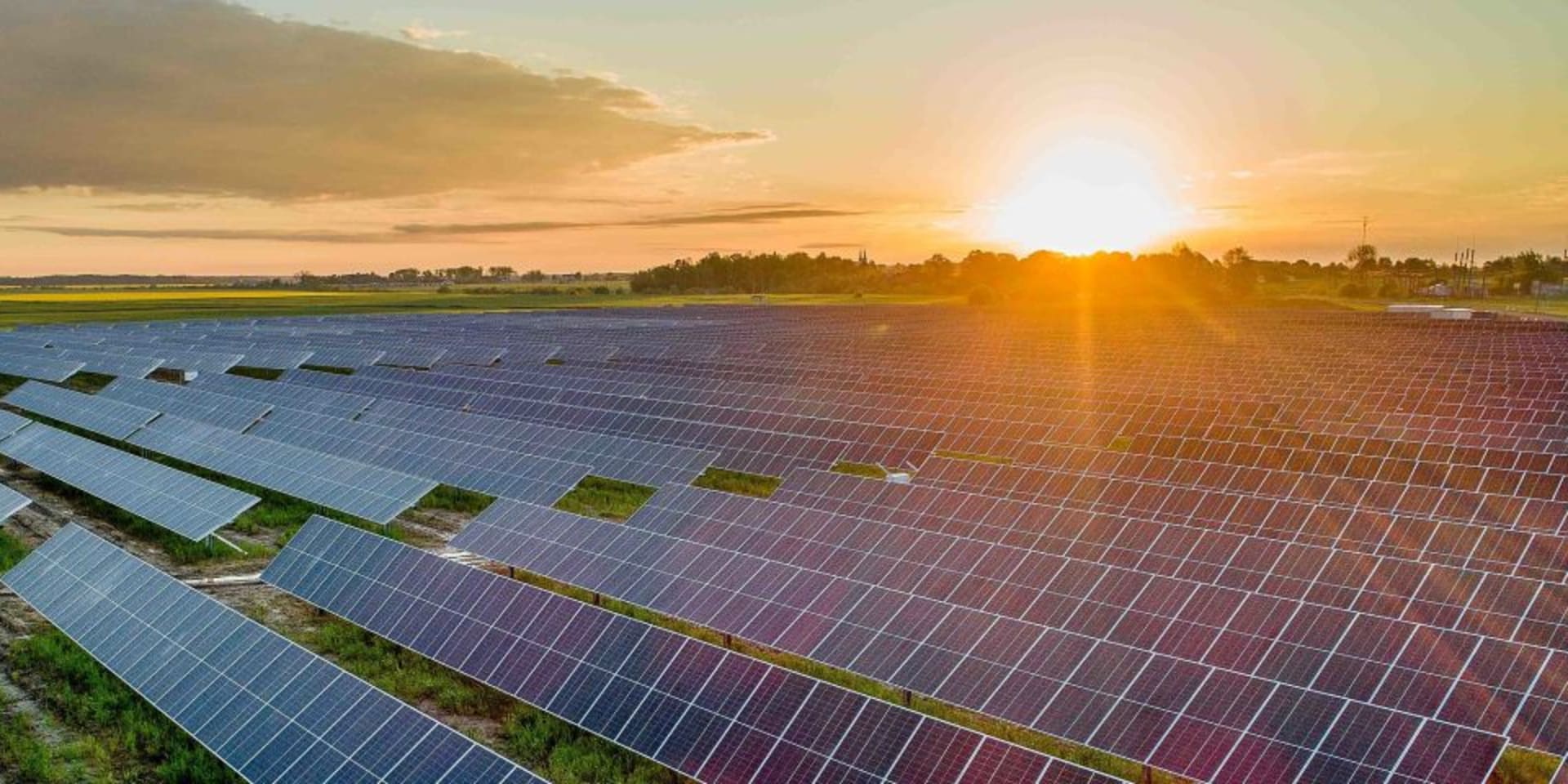Een Zonnepanelenpark bij ondergaande zon