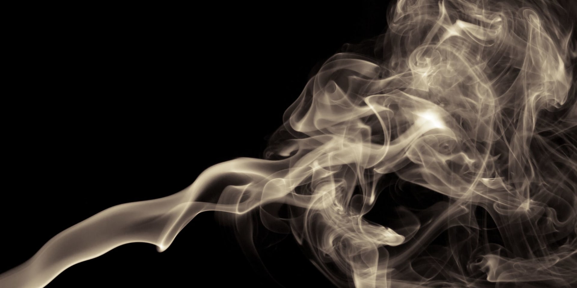 beeld van opkringelende rook