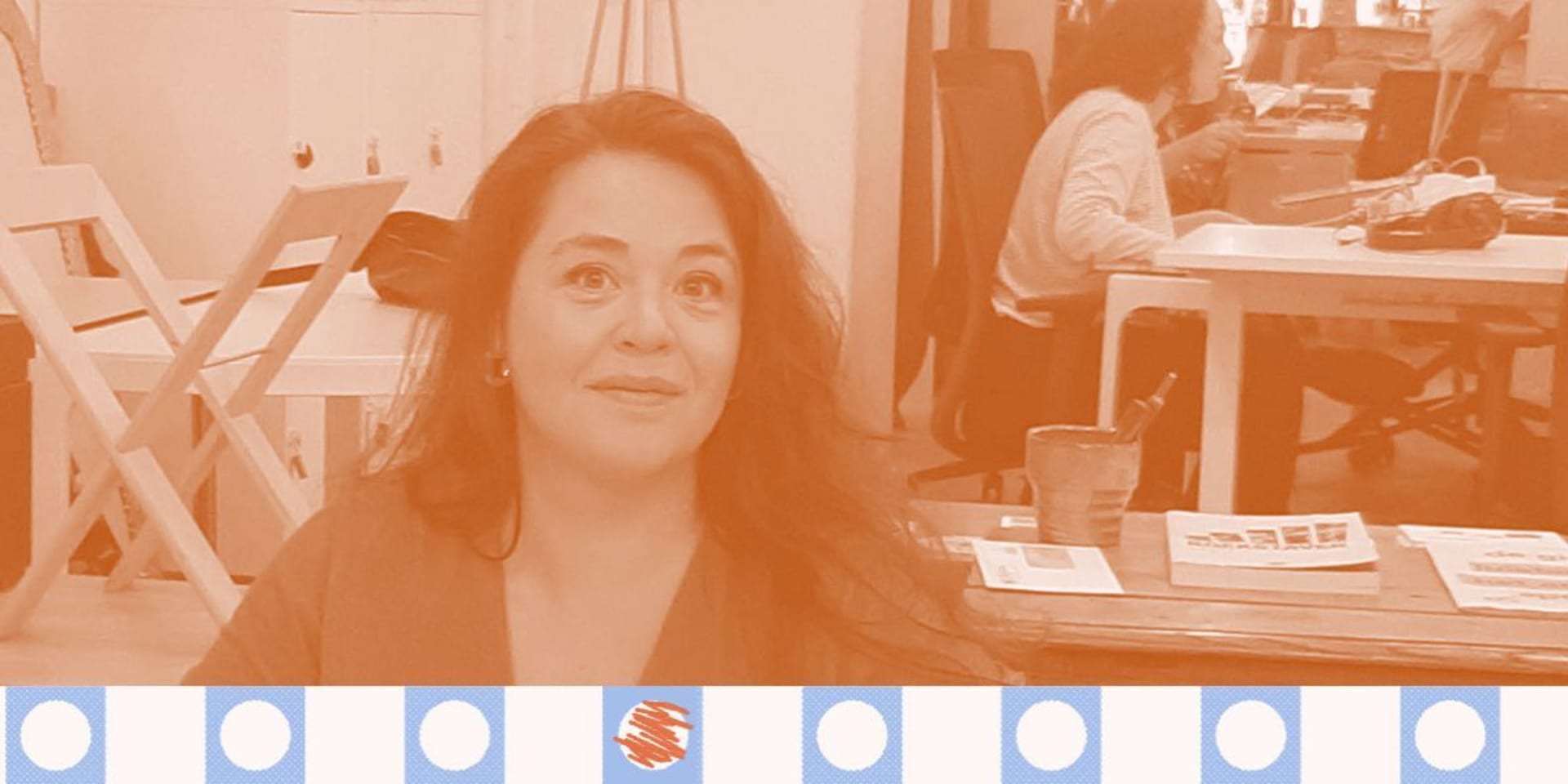 Portretfoto van Nina Henkens van Kif Kif in een kantoorsetting