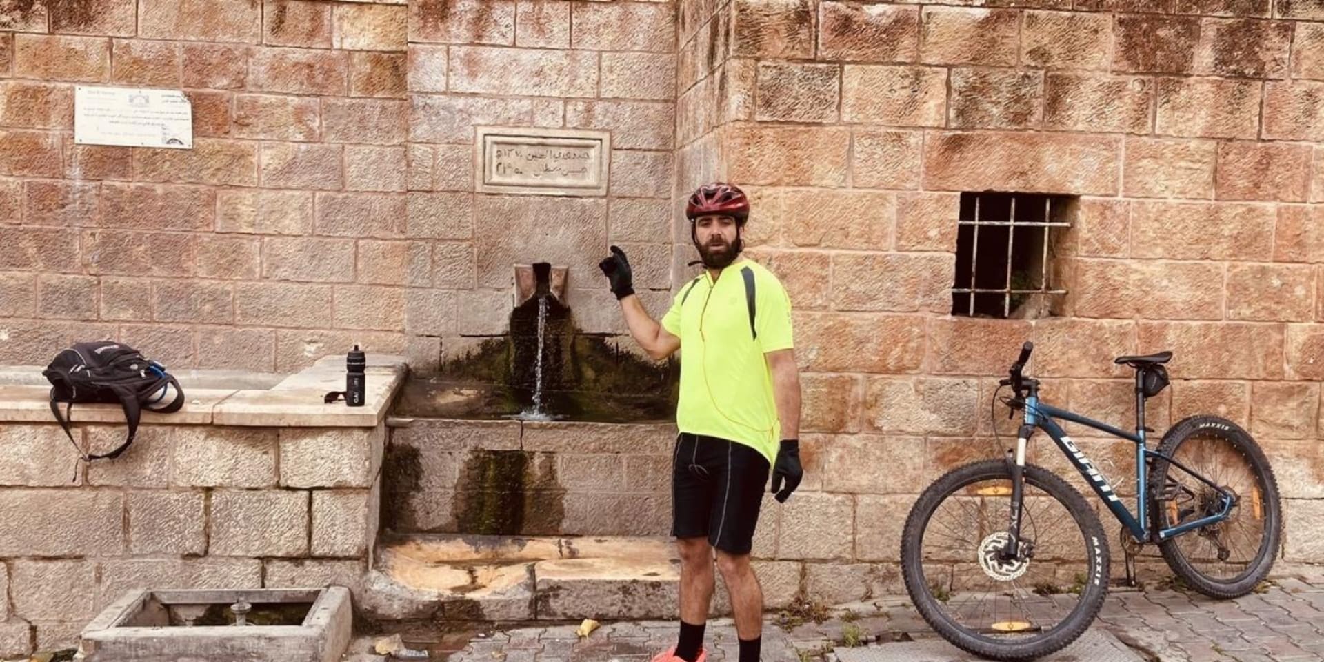 De Palestijnse mountainbiker Anas Dadou toont een Romeinse waterbron in het dorp Battir. De bron is genoemd naar de lokale leider Mustafa Hassan die er in 1948 voor zorgde dat de gevluchte bevolking naar het dorp kon terugkeren, waardoor het bleef bestaan.