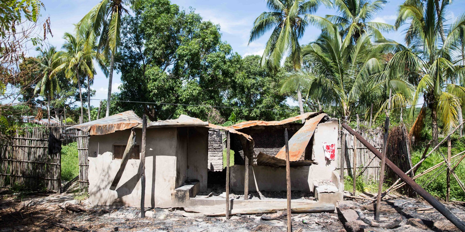 Een verbrand huis na een jihadistische aanval, Cabo Delgado, maart 2020.