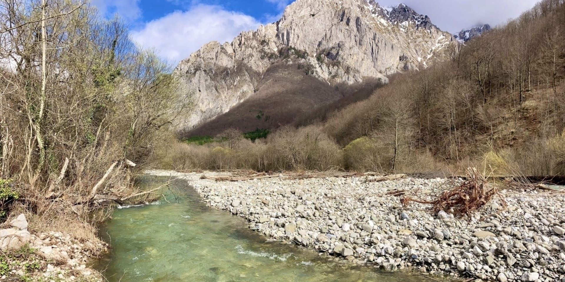 De rivier de Sutjeska, een zijrivier van de Drina, stroomt door Nationaal Park Sutjeska. Ook in dit Nationaal Park, dat beschermde natuur en bedreigde vissoorten herbergt, worden waterkrachtcentrales gebouwd.