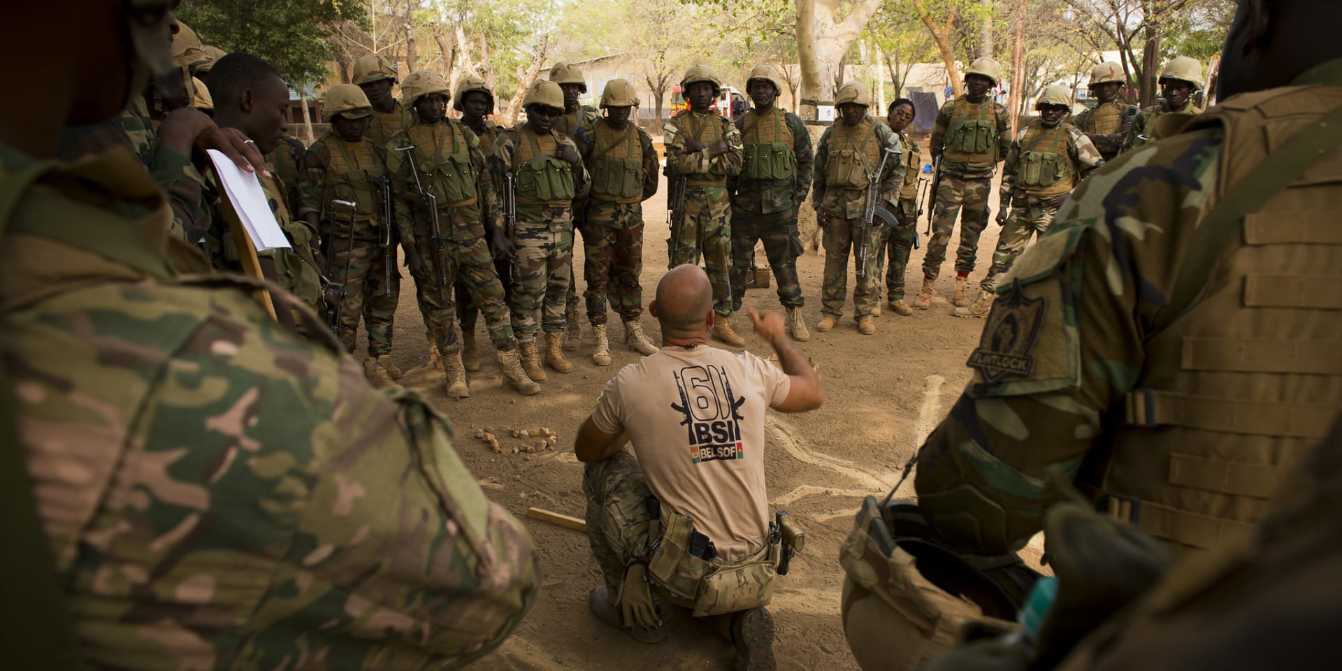 Het Belgische leger adviseert Nigerese soldaten tijdens een training in Burkina Faso