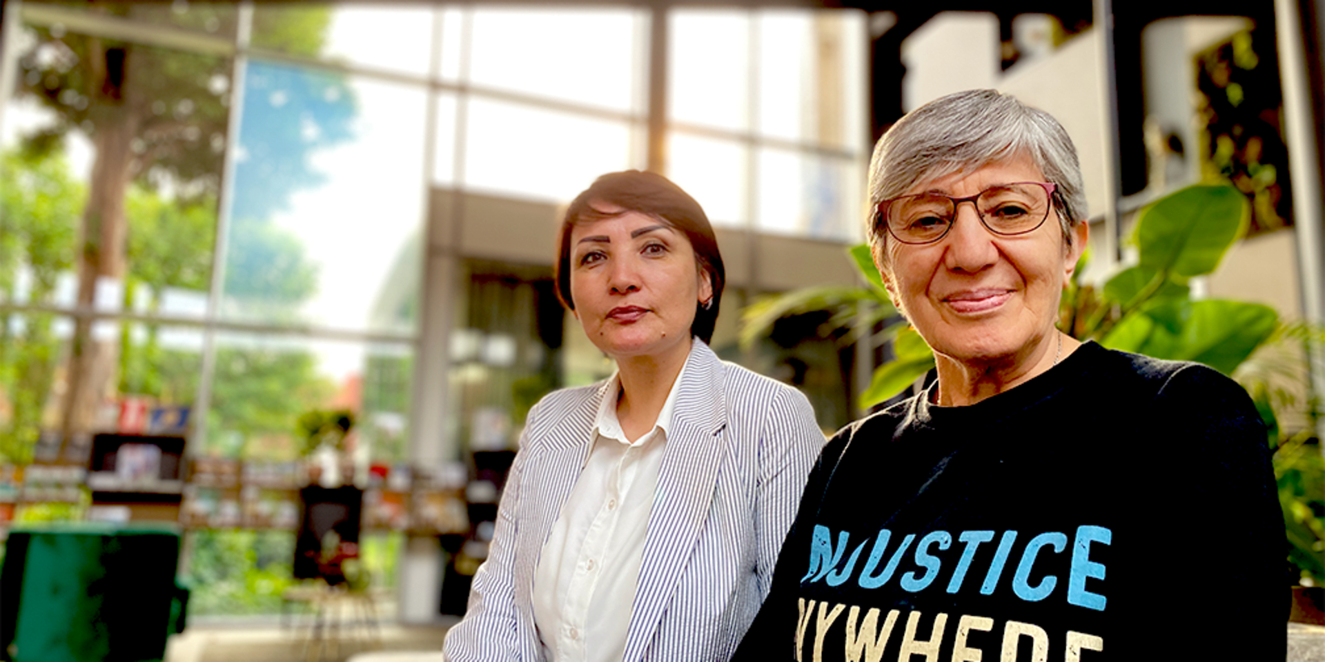 Sima Samar (rechts op foto): ‘Afghanistan is vandaag een open gevangenis voor de vrouwelijke helft van de bevolking.’