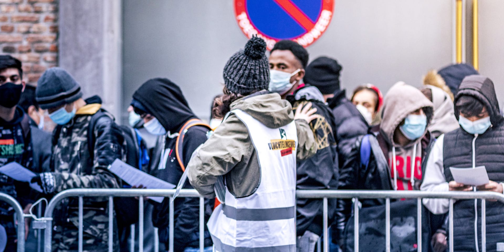 Het vrijwilligersteam van Vluchtelingenwerk Vlaanderen staat elke ochtend aan de poort van het Klein Kasteeltje om asielzoekers te informeren over de asielprocedure.