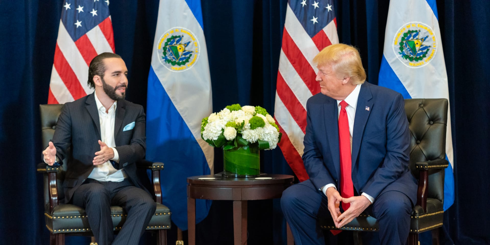 De El Salvadoraanse president Nayib Bukele tijdens een bezoek aan de Amerikaanse president Donald Trump in 2019