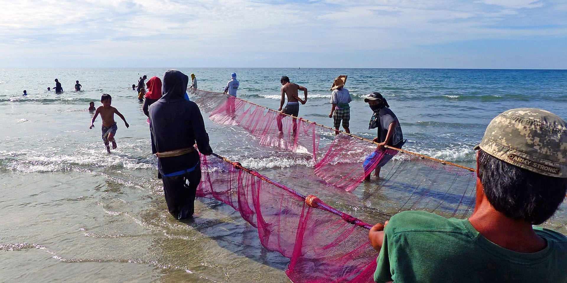 Filipijnse vissers halen hun netten binnen.